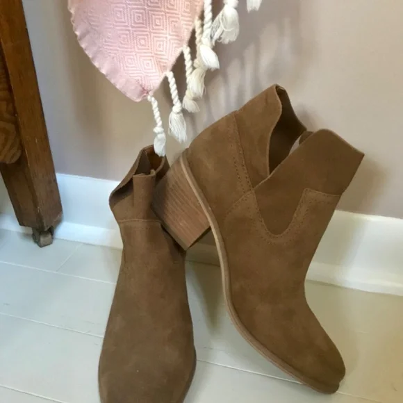 NWOT Suede Booties Size 7 - Picture 2 of 4